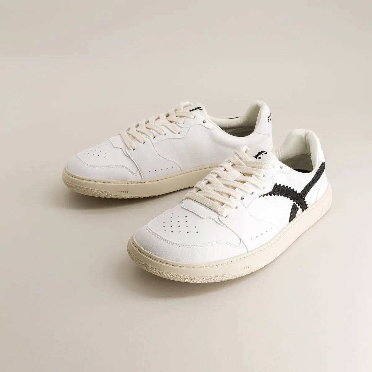 Босоногие кроссовки Fleeters Mango — белый и чёрный — фото 1 из 7